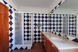 5 Bedroom 4 bathroom spacious house