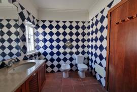 5 Bedroom 4 bathroom spacious house