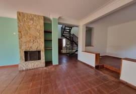 5 Bedroom 4 bathroom spacious house