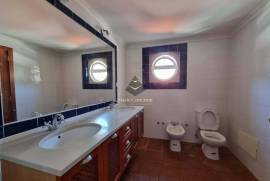 5 Bedroom 4 bathroom spacious house