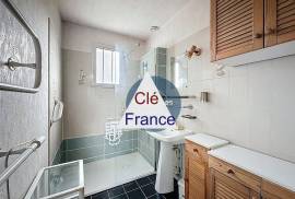 Lovely Detached House with Garden