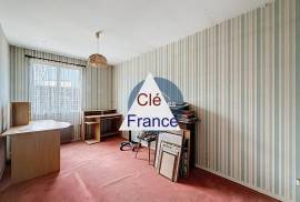 Lovely Detached House with Garden