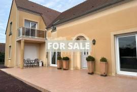 Beautiful Detached House with Lovely Garden