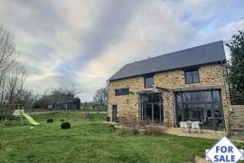 Detached Country House with Landscaped Garden