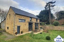 Detached Country House with Landscaped Garden