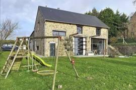 Detached Country House with Landscaped Garden