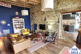 Detached Country House with Landscaped Garden