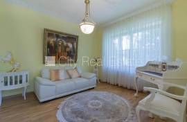 Detached house for rent in Jurmala, 260.00m2