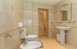 Detached house for rent in Jurmala, 260.00m2