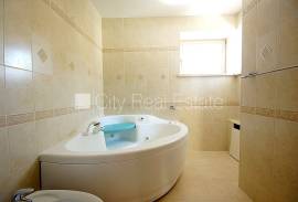 Detached house for rent in Jurmala, 260.00m2