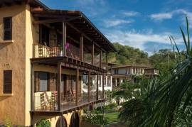 Casa de Tom - 15 Paseo del Mar: Timeless 5-Bedroom Beachfront Villa on Paseo del Mar, Las Catalinas