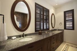 Casa de Tom - 15 Paseo del Mar: Timeless 5-Bedroom Beachfront Villa on Paseo del Mar, Las Catalinas