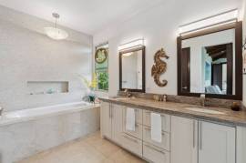 Casa Pickle on the Hill: Spacious Private Estate with Pickleball Court, Mature Gardens & Independent Guest Apartment