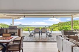 Casa Pickle on the Hill: Spacious Private Estate with Pickleball Court, Mature Gardens & Independent Guest Apartment