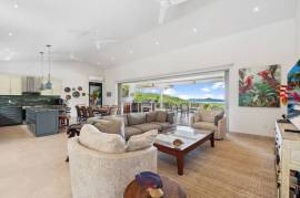 Casa Pickle on the Hill: Spacious Private Estate with Pickleball Court, Mature Gardens & Independent Guest Apartment