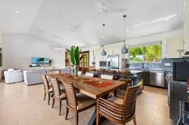 Casa Pickle on the Hill: Spacious Private Estate with Pickleball Court, Mature Gardens & Independent Guest Apartment