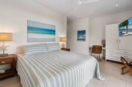 Casa Pickle on the Hill: Spacious Private Estate with Pickleball Court, Mature Gardens & Independent Guest Apartment