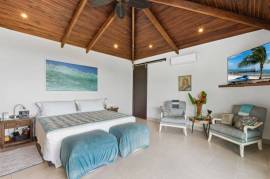 Casa Pickle on the Hill: Spacious Private Estate with Pickleball Court, Mature Gardens & Independent Guest Apartment