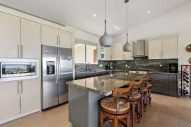 Casa Pickle on the Hill: Spacious Private Estate with Pickleball Court, Mature Gardens & Independent Guest Apartment