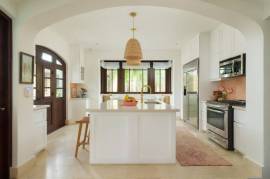 16 Calle La Ronda: Stylish Renovated Home with Plunge Pool in Beach Town - Steps from Playa Danta