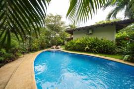Villa Orquidea #17: Charming 2-Bedroom Tropical Villa with Private Pool, Steps from Playa Langosta