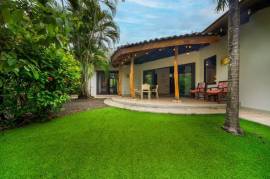 Villa Orquidea #17: Charming 2-Bedroom Tropical Villa with Private Pool, Steps from Playa Langosta