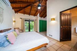 Villa Orquidea #17: Charming 2-Bedroom Tropical Villa with Private Pool, Steps from Playa Langosta