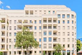 Ready to move: Sunny 2-bedroom family apartment with balcony in Schoneberg