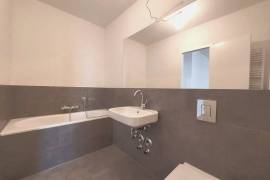 Ready to move: Sunny 2-bedroom family apartment with balcony in Schoneberg