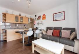 Refurbished 1 + 1 bedroom apartment with parking and storage room located in the Urbanização Nascente Montechoro in Albufeira