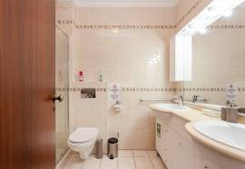 Refurbished 1 + 1 bedroom apartment with parking and storage room located in the Urbanização Nascente Montechoro in Albufeira