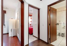 Refurbished 1 + 1 bedroom apartment with parking and storage room located in the Urbanização Nascente Montechoro in Albufeira