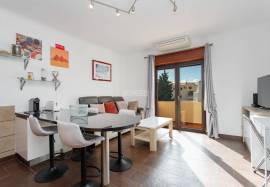 Refurbished 1 + 1 bedroom apartment with parking and storage room located in the Urbanização Nascente Montechoro in Albufeira