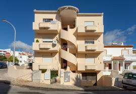 Refurbished 1 + 1 bedroom apartment with parking and storage room located in the Urbanização Nascente Montechoro in Albufeira