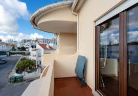 Refurbished 1 + 1 bedroom apartment with parking and storage room located in the Urbanização Nascente Montechoro in Albufeira