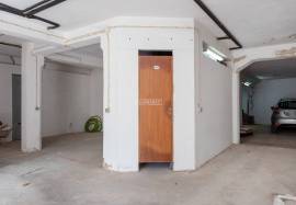 Refurbished 1 + 1 bedroom apartment with parking and storage room located in the Urbanização Nascente Montechoro in Albufeira