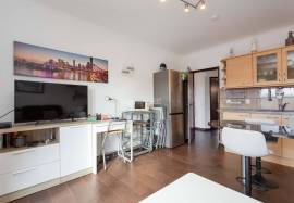 Refurbished 1 + 1 bedroom apartment with parking and storage room located in the Urbanização Nascente Montechoro in Albufeira