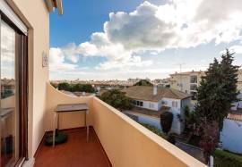 Refurbished 1 + 1 bedroom apartment with parking and storage room located in the Urbanização Nascente Montechoro in Albufeira
