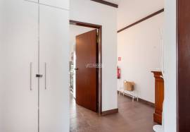 Refurbished 1 + 1 bedroom apartment with parking and storage room located in the Urbanização Nascente Montechoro in Albufeira