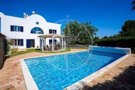 Tavira 4 Bed villa with heated pool, garden & energy-smart year-round comfort