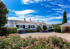 Elegant 4 bedroom Villa with Enchanting Garden and Pool near Tavira