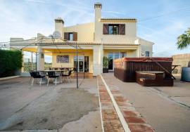 5 bedroom detached villa with private pool